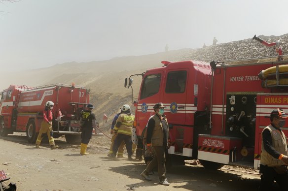 Hundreds of firefighters, police and soldiers have worked to try to extinguish the fire at the mountain of rubbish – so far unsuccessfully.