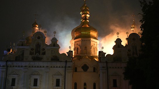 Il tetto della cattedrale della Dormizione di Kyiv-Pechersk Lavra brucia.