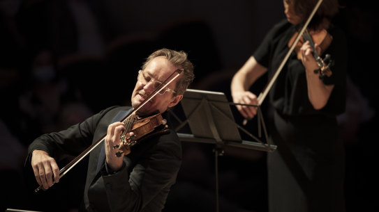 Richard Tognetti leads the ACO in the interrupted subscription series