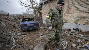 68-летний Андрей Гончук заходит в заднюю часть дома, пострадавшего в результате авиаудара российской авиации.