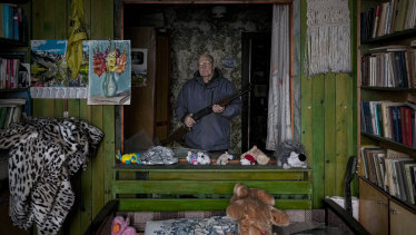 Петр Верко, 81-летний учитель французского языка, держал пистолет за разбитым окном спальни в своем доме в Горенке, недалеко от Киева, пострадавшем от ударной волны российского авиаудара.