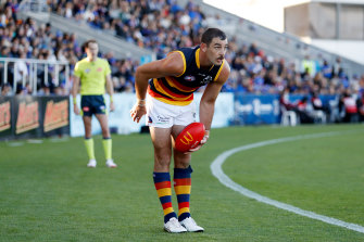Taylor Walker lines up for goal against the Western Bulldogs.