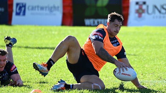 Kotoni Staggs leaves Liam Martin in his wake during NSW training at Coogee.