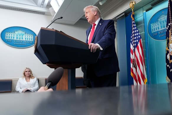 Sekretaris pers Gedung Putih Karoline Leavitt mendengarkan ketika Trump berbicara.