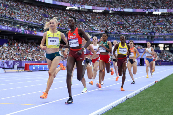 Jess Hull and Nelly Chepchirchir lead the way in their 1500m heat.