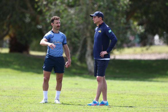 Brumbies coach Stephen Larkham talking to Nic White.