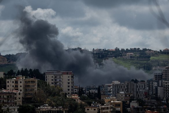 A fumaça sobe de um ataque aéreo israelense em Nabatieh, no Líbano, um dia após o cessar-fogo no Irã.