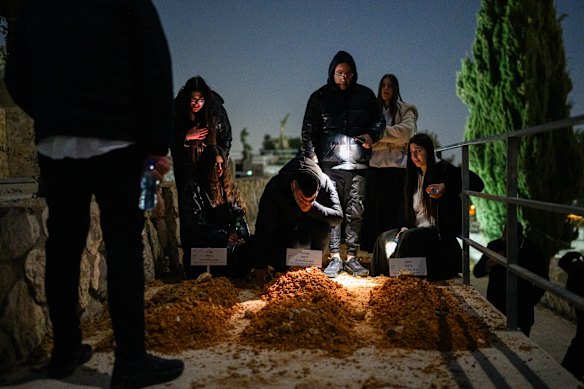 Amici e parenti piangono tre fratelli, Yaakov, Avigail e Sarah Biton al cimitero di Mount Olives a Gerusalemme.
