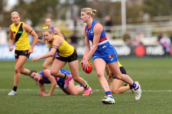 Isabelle Pritchard of the Bulldogs kicks the ball.