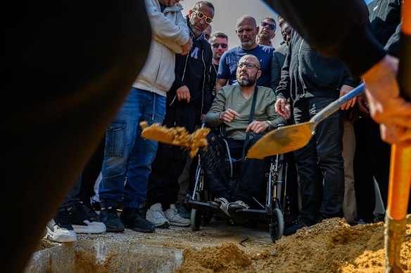 ينعي أحد الأقرباء أثناء دفن أم وابنتها البالغة من العمر adulte، سارة إليميلخ ورونيت إليميلخ، اللتين قتلتا في ضربة صاروخ إيرانية على بيت شيمش، إسرائيل.