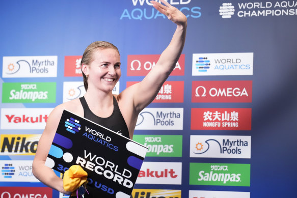 Ariarne Titmus receives a cheque for $30,000 (USD) for breaking the women’s 400m freestyle world record. 