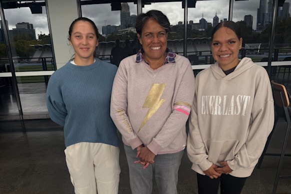 Teen athletes Lexie Brown (left) and Briseis Brittain meet Cathy Freeman in Melbourne.