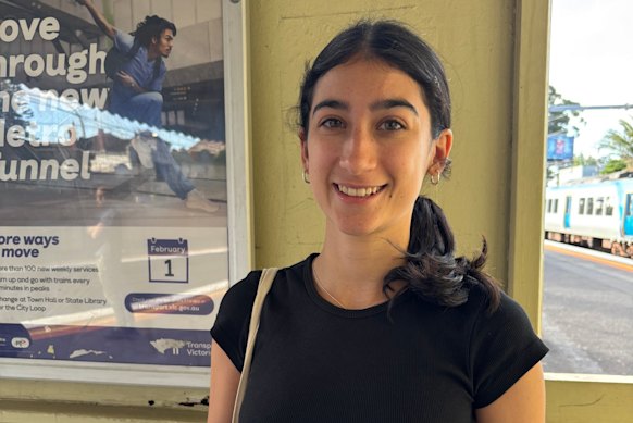 A estudante universitária Sara Pisacane diz que o novo horário lhe poupará 15 minutos no trajeto.