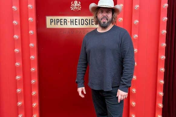 O ator Angus Sampson comparece à marquise Piper-Heidsieck no Aberto da Austrália em Melbourne. 
