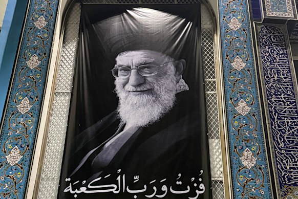 Un gigantesco stendardo di Khamenei sventolava su una delle finestre del Centro Culturale Islamico. 