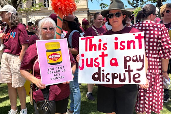 Debbie (à esquerda) disse que as escolas estavam subfinanciadas e os professores estavam sobrecarregados.
