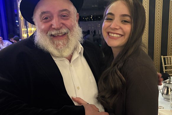 Reuven Morrison con su hija Sheina Gutnick.