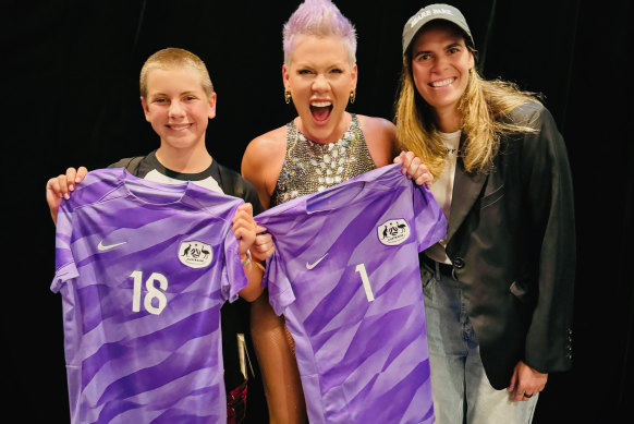 Lydia Williams presents Pink and her daughter, Willow, with the first retail versions of the Matildas goalkeeping kit, which went on sale in February.