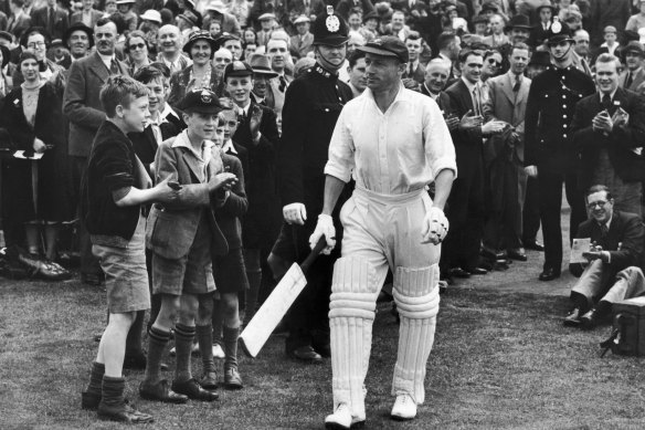 Os espectadores aplaudiram Sir Don Bradman quando ele saiu durante a quarta partida Teste em Headingley, Leeds, em 1938.