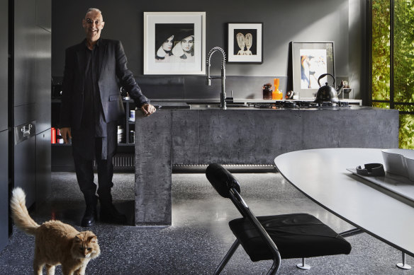 Dark polished concrete floors, a bold concrete kitchen bench and
soaring black walls form the dramatic contemporary extension. 