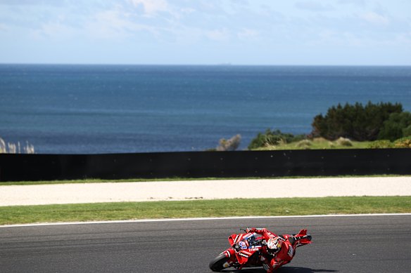 Jack Miller conduce su Ducati durante los entrenamientos libres en Phillip Island.