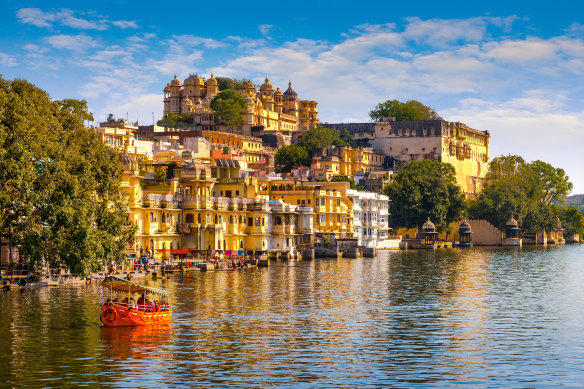 City Palace and Pichola lake in Udaipur, Rajasthan, India.