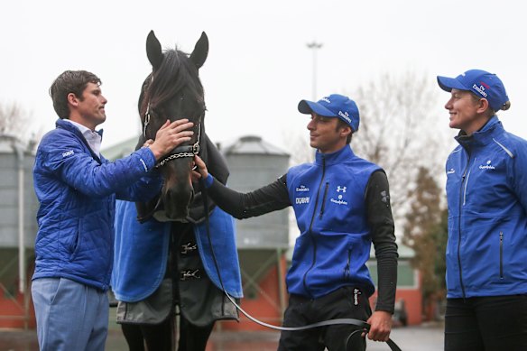 Kementari, pictured with trainer James Cummings, strapper Alex Lemarie and assistant trainer Kate Grimwade in August 2018.
