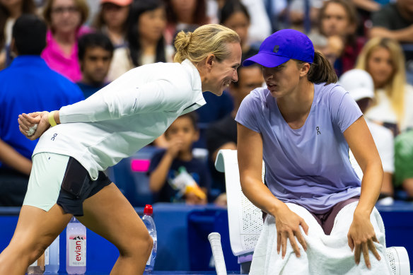 Iga Swiatek, seated, chats with her psychologist Daria Abramowicz.