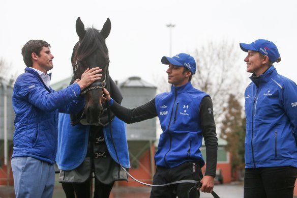 Kementari, pictured with trainer James Cummings, strapper Alex Lemarie and assistant trainer Kate Grimwade in August 2018.