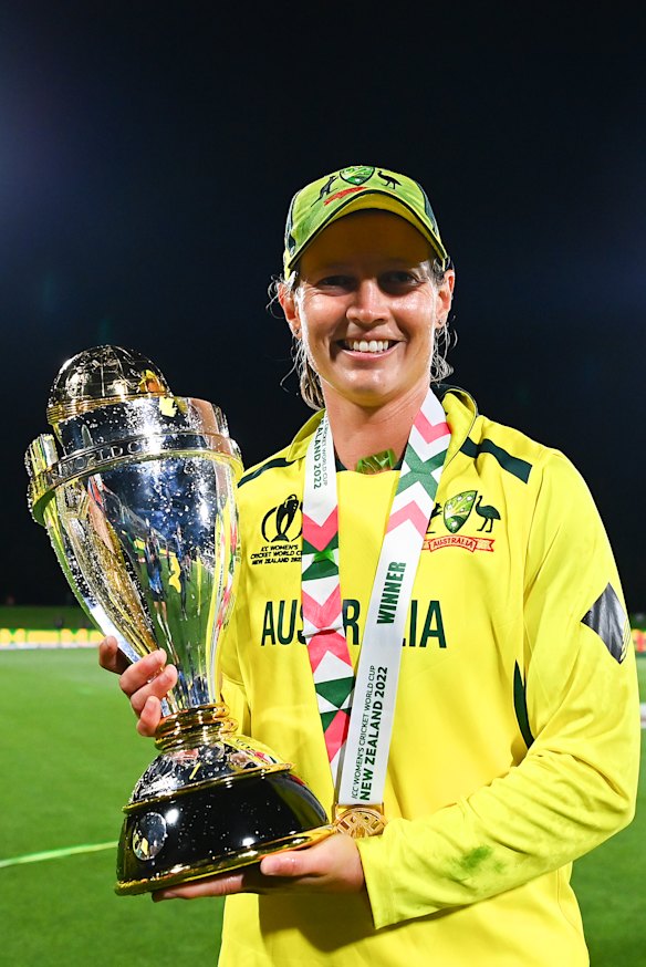 Meg Lanning with the World Cup trophy.