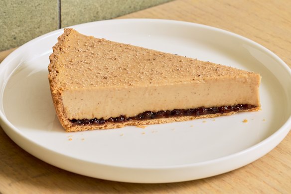 Tortas As tortas de Natal do Anon são recheadas com frutas picadas e cobertas com creme de conhaque.