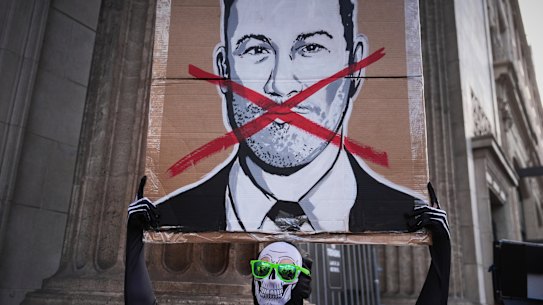 A Jimmy Kimmel supporter protests.