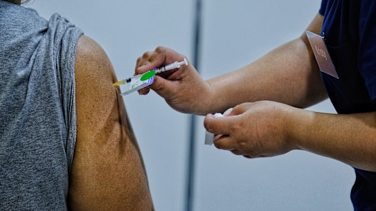 Stab then serve. Supermarkets opt for mandatory vaccination for staff