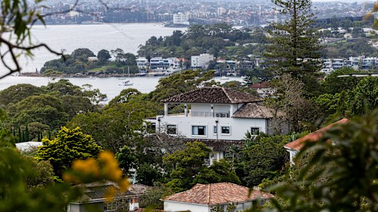 Some suburbs have wide gaps between the most expensive and least expensive houses.