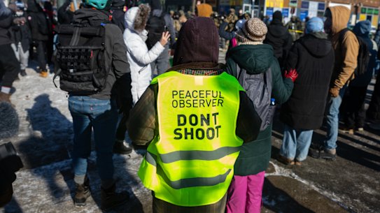 Uma grande multidão se reúne no local onde agentes federais atiraram fatalmente em Alex Pretti em Minneapolis. 