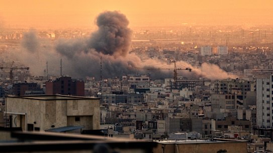 A fumaça sobe durante um ataque EUA-Israel a Teerã. 