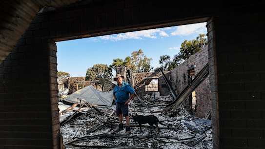 “Foi como urinar ao vento”, disse Sudholz sobre sua tentativa de salvar sua casa. 
