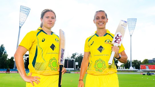 Aboriginal cricket duo Hannah Darlington and Ash Gardner don an Indigenous team shirt in 2022.