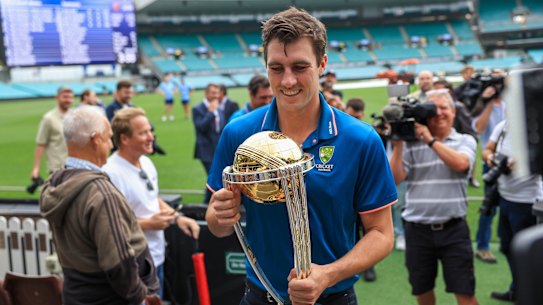 Pat Cummins with the World Cup trophy.