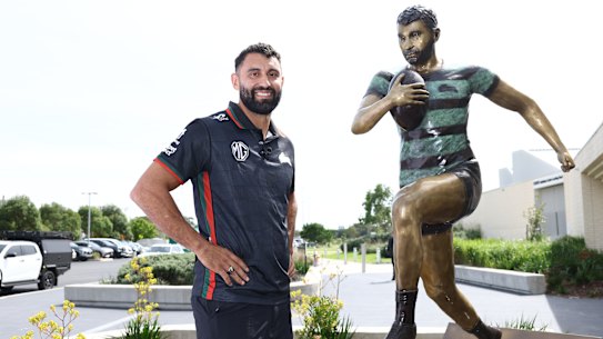 Bronzed Aussie: Alex Johnston with his statue at Maroubra.