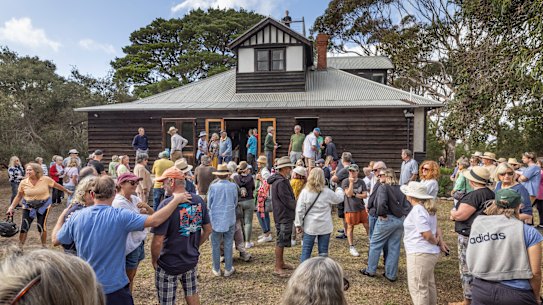 Crowds inspecting Alfred Deakin’s house on Monday. 