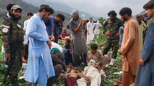 Civil defense workers, locals, and army soldiers prepare to evacuate injured victims of an earthquake that killed hundreds and destroyed numerous villages in eastern Afghanistan, in Mazar Dara, Kunar province, Monday, Sept. 1, 2025. 