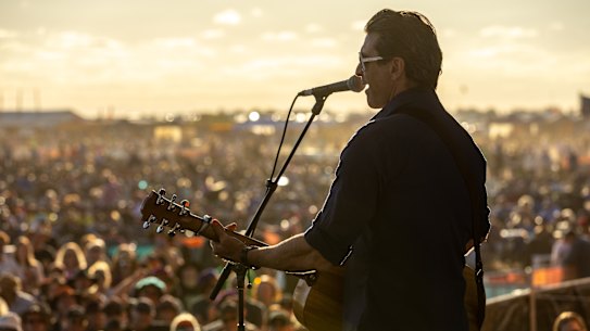 Pete Murray performs to a crowd of around 12,000 people in the Outback at last year’s Mundi Mundi Bash. 