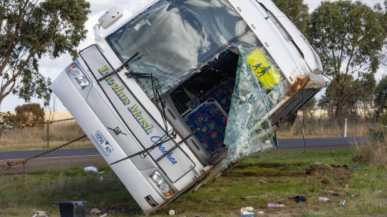  The Exford Primary School bus driver who tried to avoid a truck ploughing into his packed vehicle is being praised for helping rescue students from the wreck while injured himself.