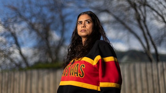 Orgullosa Wurundjeri, Bidawal, Mutthi Mutthi Tati Tati, Kath Terrick, mujer que ha experimentado la falta de vivienda.