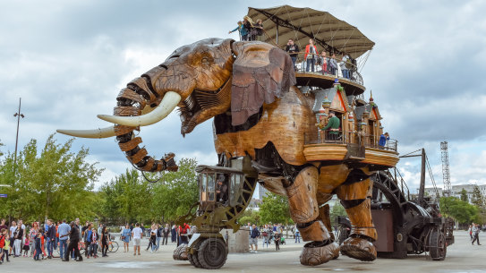 On the march – Le Grand Elephant.