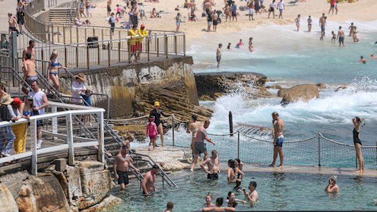 There is a 30 to 60 per cent of showers in Sydney on Christmas Day.