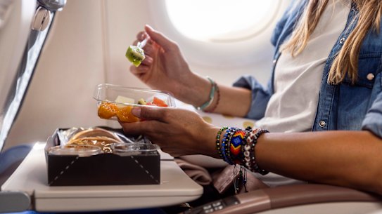 It’s often difficult to make healthy food choices during a flight. 