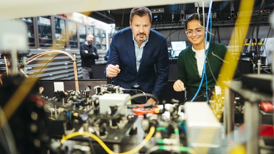 Minister for Industry and Science Ed Husic in front of a trapped ion quantum computer at the quantum labs at Sydney University.