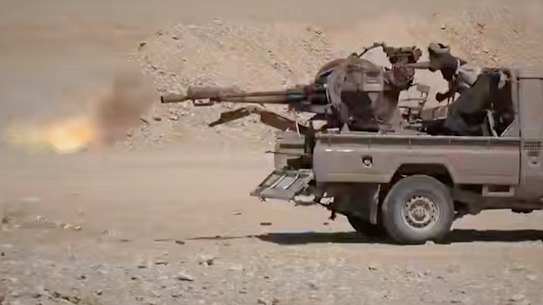 Un'immagine mediatica Houthi di combattenti Houthi che sparano con un'arma montata su un furgone durante il combattimento con le forze appoggiate dall'Arabia Saudita nella parte orientale di Jawf, nello Yemen.